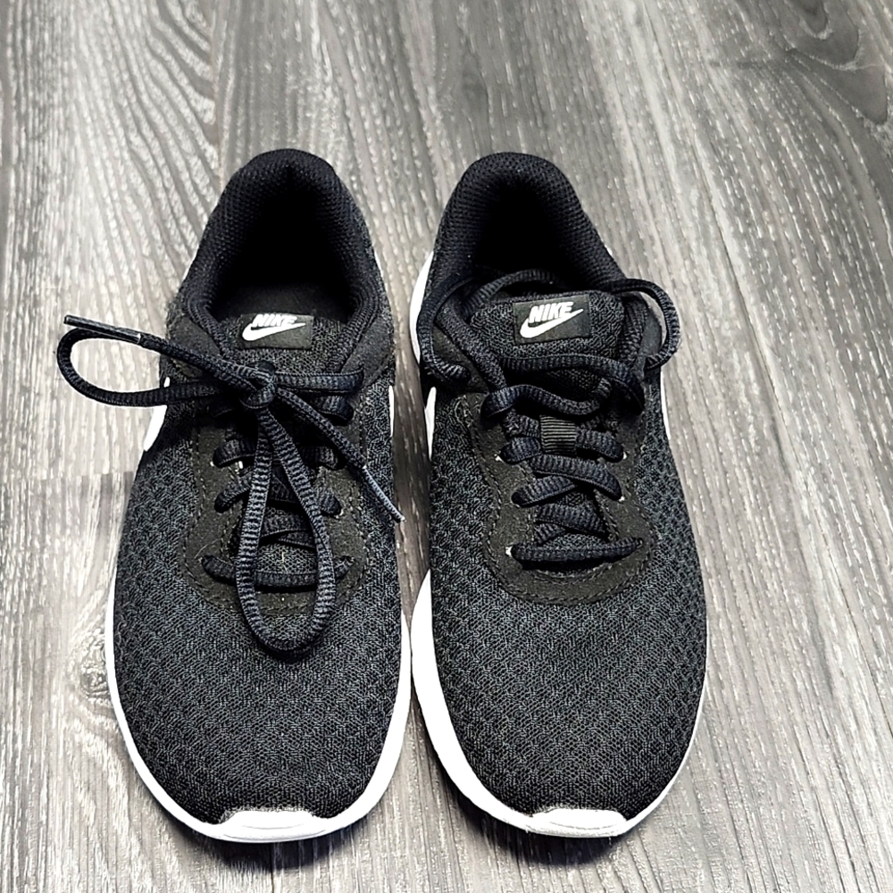Nike Size 1 Y Black shoes.